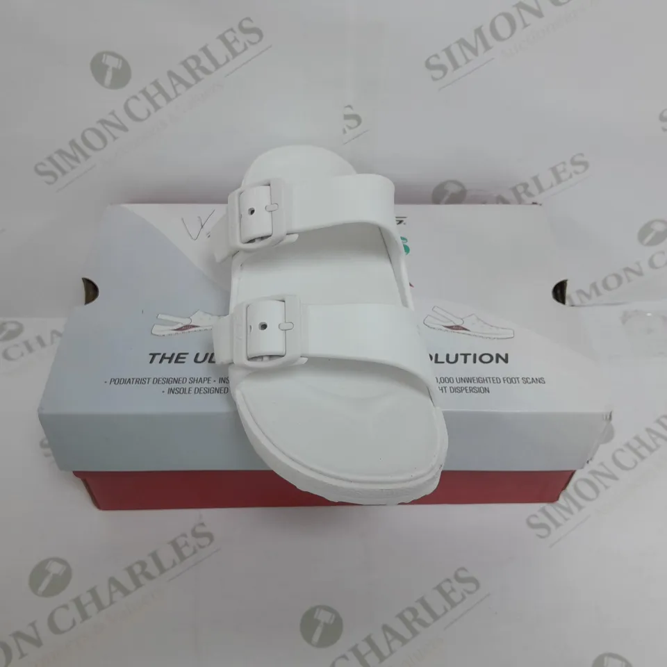 BOXED PAIR OF SKECHERS ARCH FIT FOAMIES SLIDE SANDALS IN WHITE SIZE 5