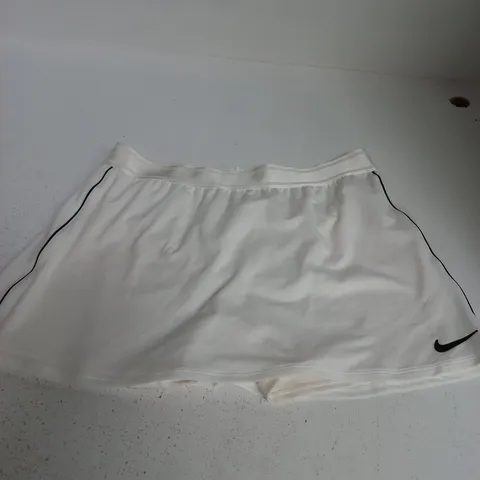 NIKE DRI-FIT SHORTS – WHITE, SIZE L