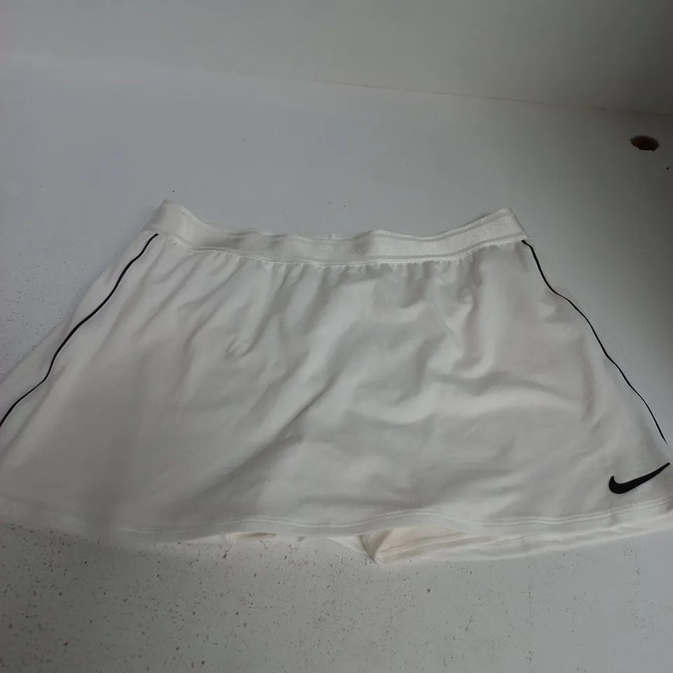 NIKE DRI-FIT SHORTS – WHITE, SIZE L