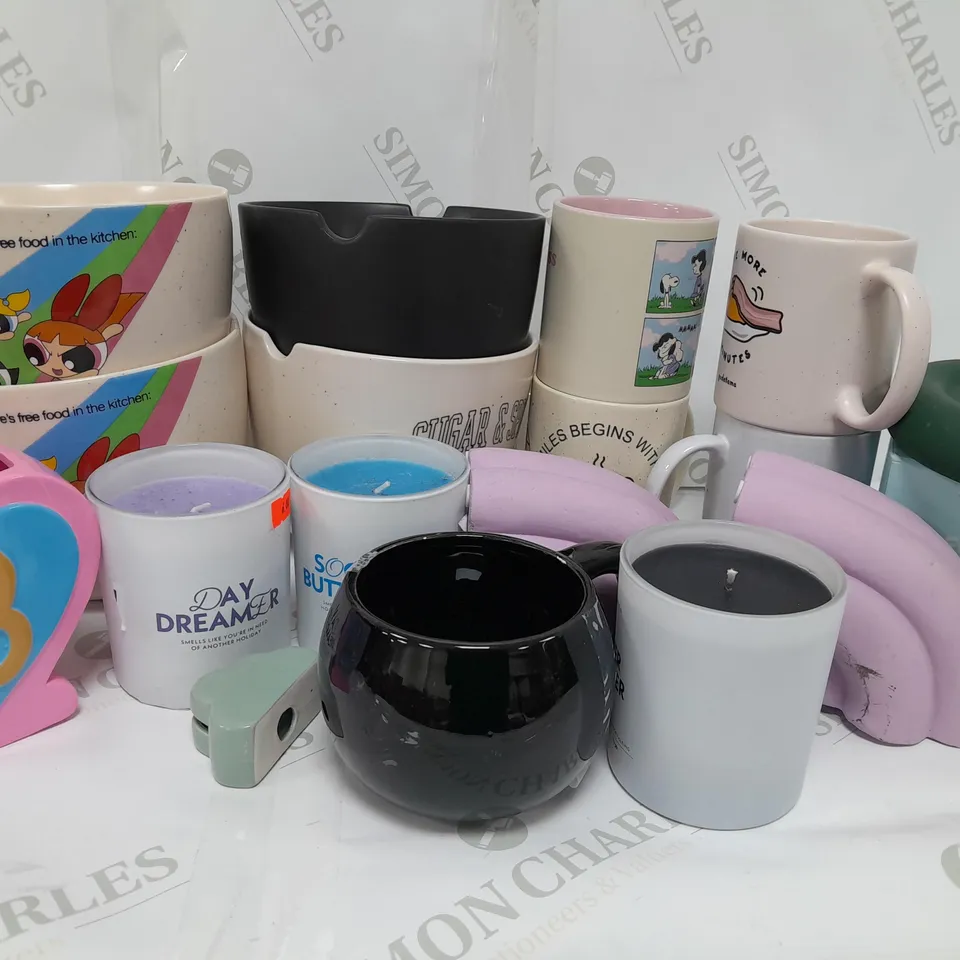 APPROXIMATELY 15 ASSORTED TYPO PRODUCTS TO INCLUDE STONEWARE BOWLS AND MUGS, SCENTED CANDLE, BOOK HOLDER