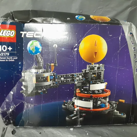 BOXED LEGO TECHNIC PLANET EARTH AND MOON IN ORBIT 42179