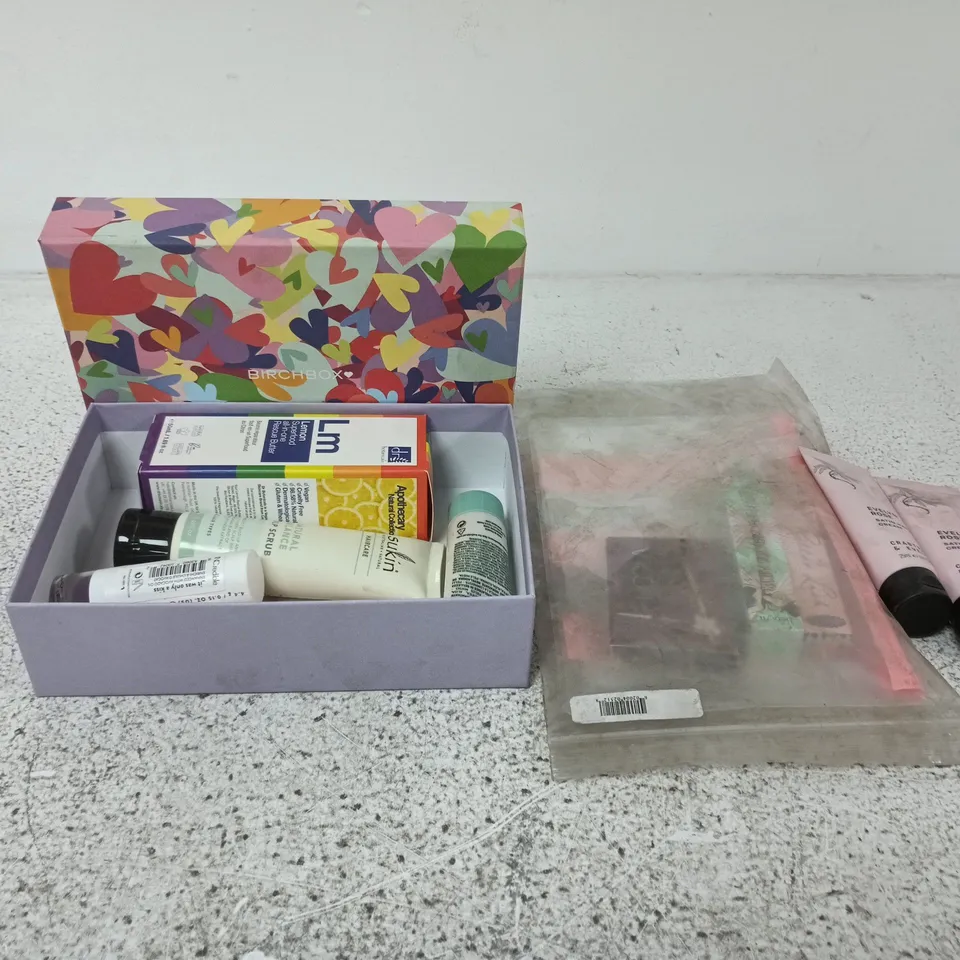 APPROXIMATELY 100 ASSORTED COSMETICS ITEMS TO INCLUDE BRANDS SUCH AS SUKIN, REVOLUTION PRO, CRABTREE & EVELYN, ETC - COLLECTION ONLY