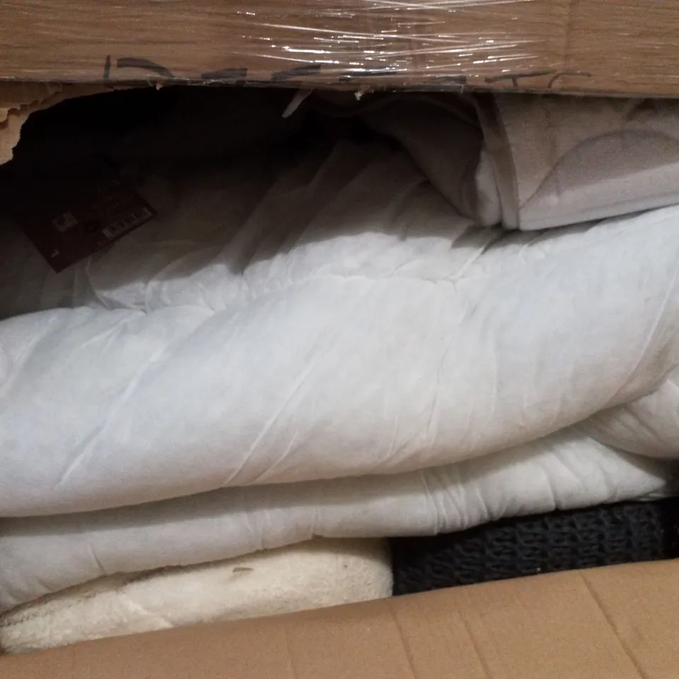 PALLET CONTAINING ASSORTED PILLOWS, BEAN BAGS & BEDDING 