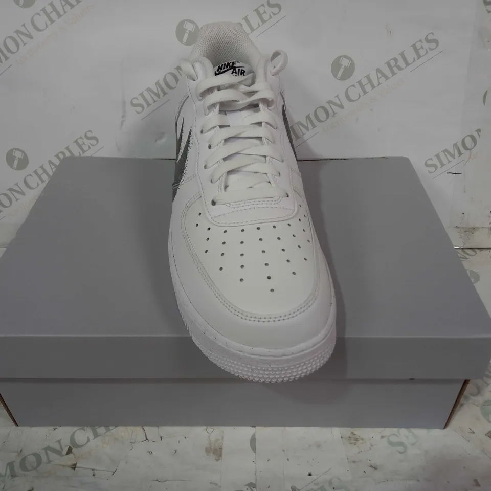 BOXED PAIR OF NIKE AIR FORCE 1 SHOES IN WHITE UK SIZE 11