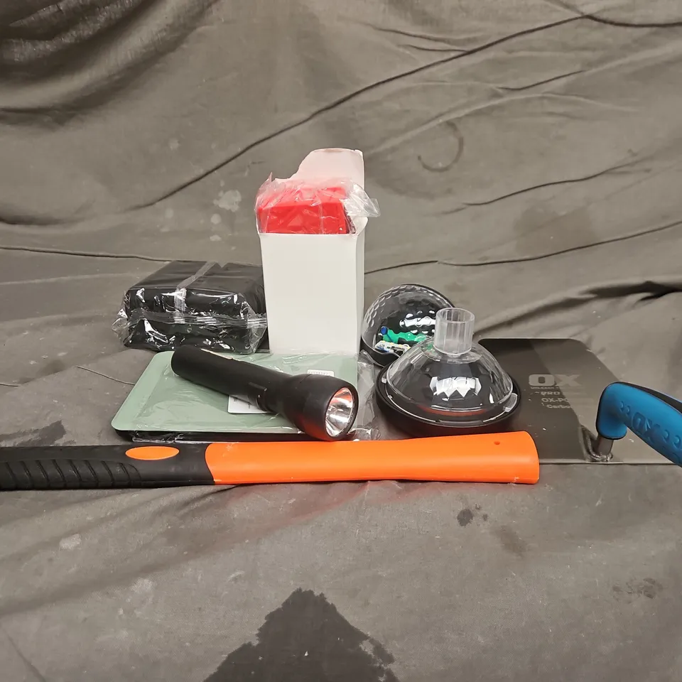 APPROXIMATELY 14 ASSORTED HOUSEHOLD ITEMS TO INCLUDE SOLAR LIGHT, FLASHLIGHT, BRICK TROWEL, ETC