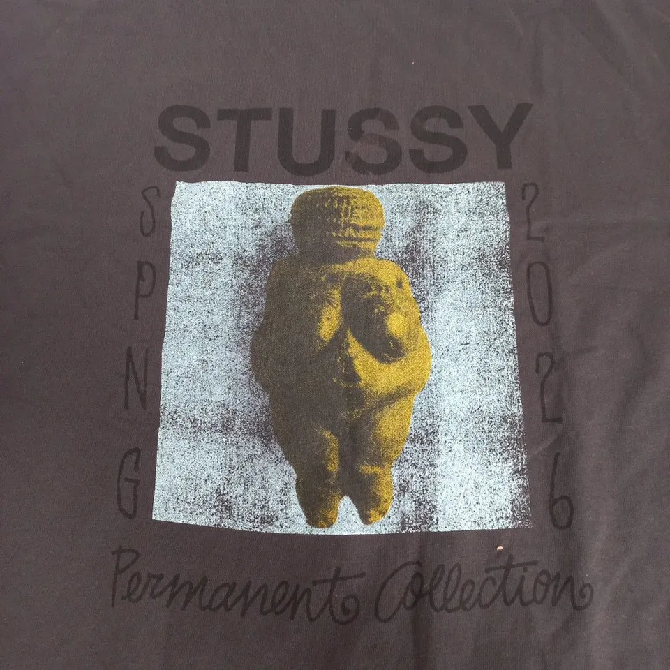 STÜSSY T-SHIRT – PERMANENT COLLECTION GRAPHIC - LARGE