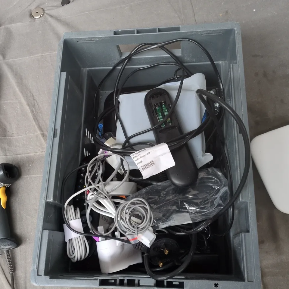 TOTE OF APPROXIMATELY 12 ASSORTED ITEMS TO INCLUDE: PLUSNET BROADBAND ROUTER 