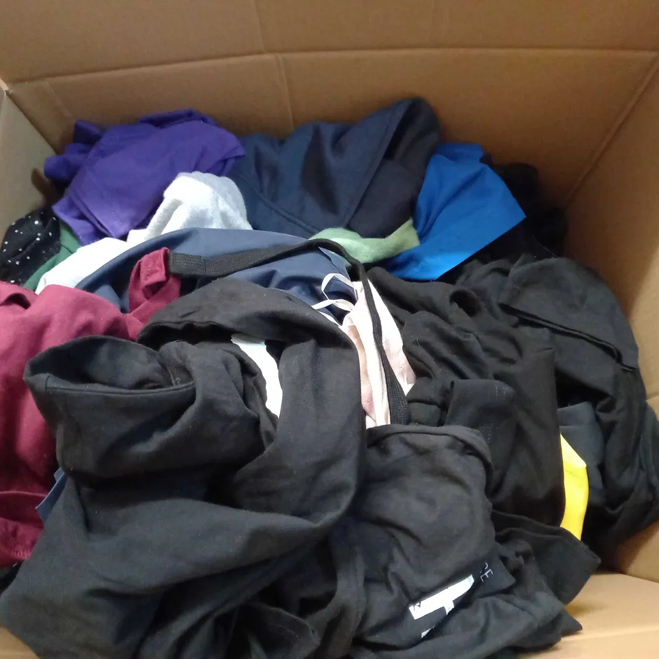 LOT OF APPROX 25 ASSORTED CLOTHING ITEMS VARYING IN SIZE/COLOUR/STYLE TO INCLUDE: TROUSERS, TOPS, DRESSES