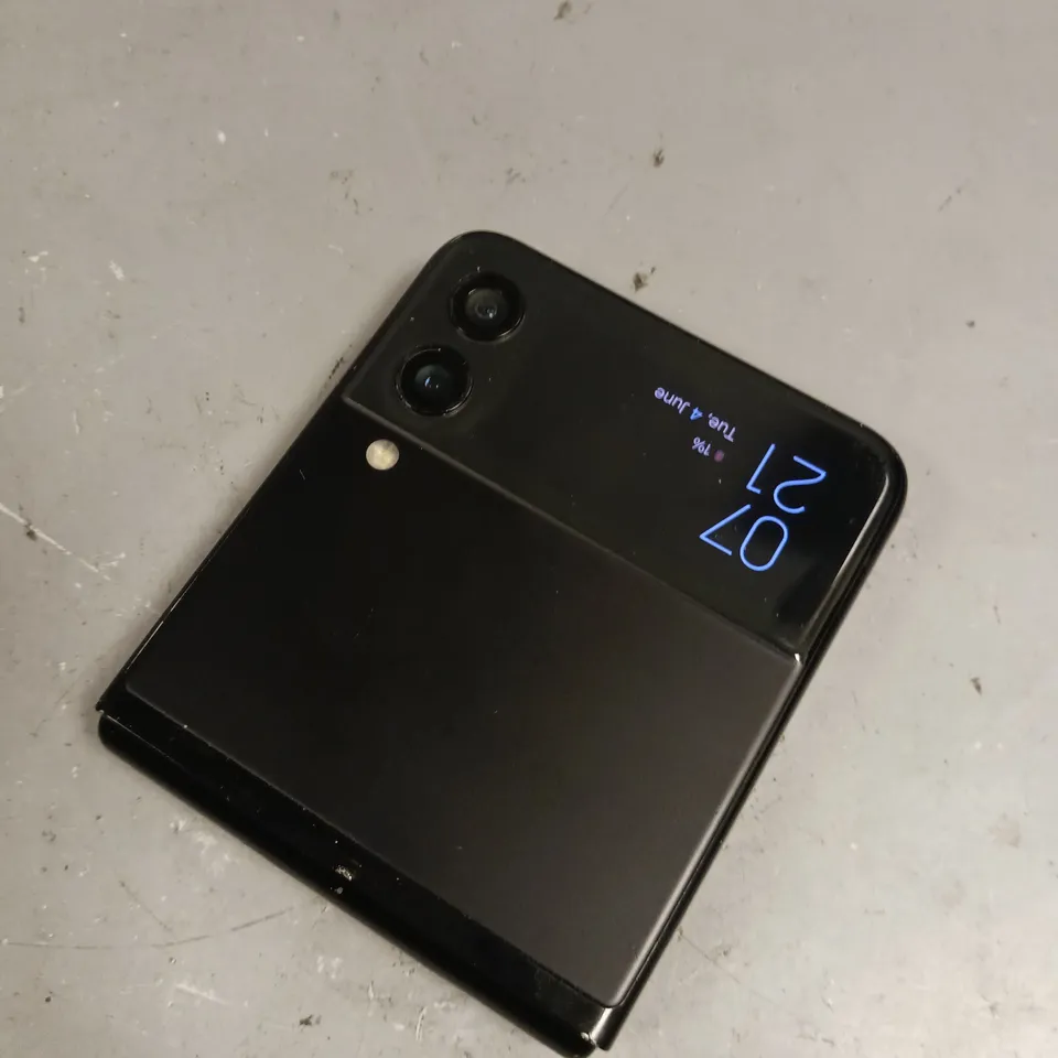 SAMSUNG GALAXY Z FLIP3 SMARTPHONE 