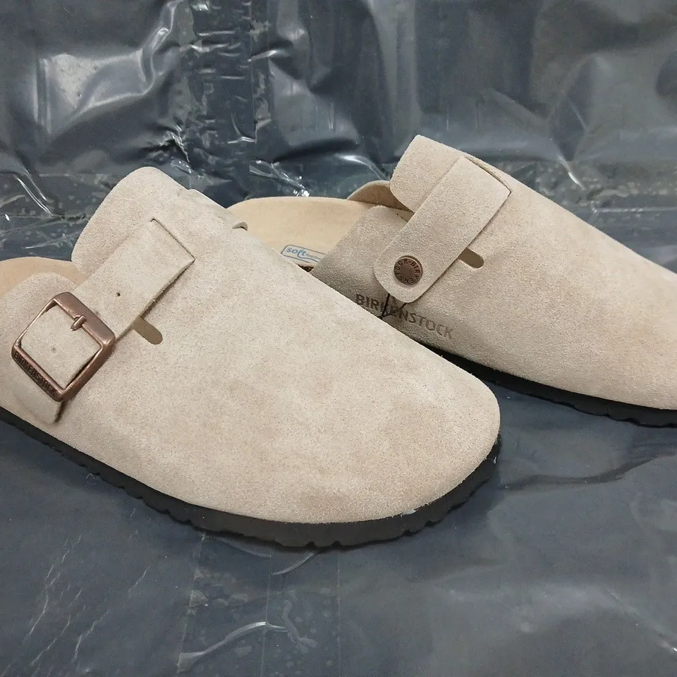 PAIR OF BIRKENSTOCK SHOES IN BEIGE SIZE EU 41