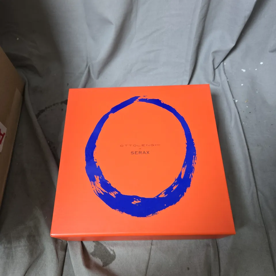 OTTOLENGHI FOR SERAX HIGH PLATE – WHITE WITH PEPPER BLACK, 22 CM (SET OF 2)