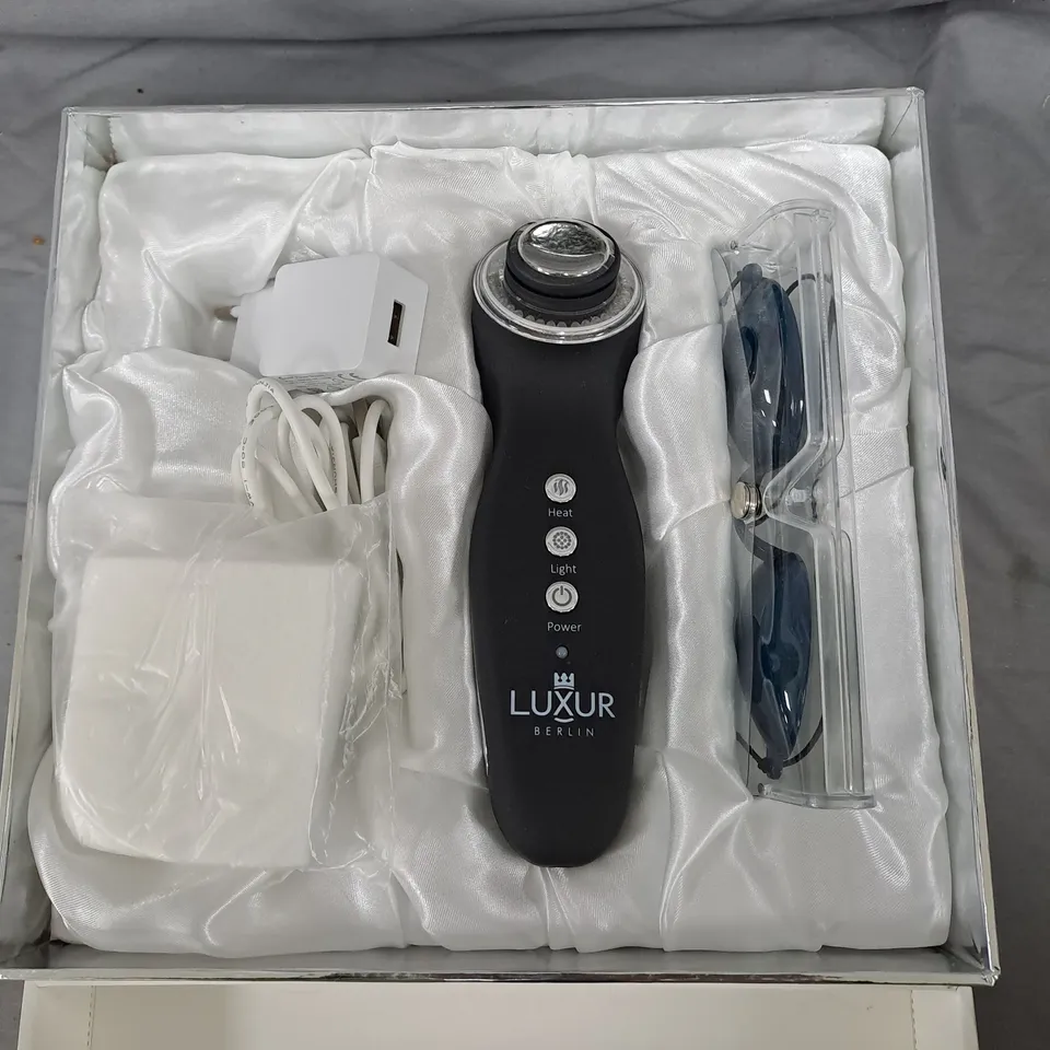 LUXUR BERLIN HANDHELD BEAUTY DEVICE WITH TREATMENT HEAD
