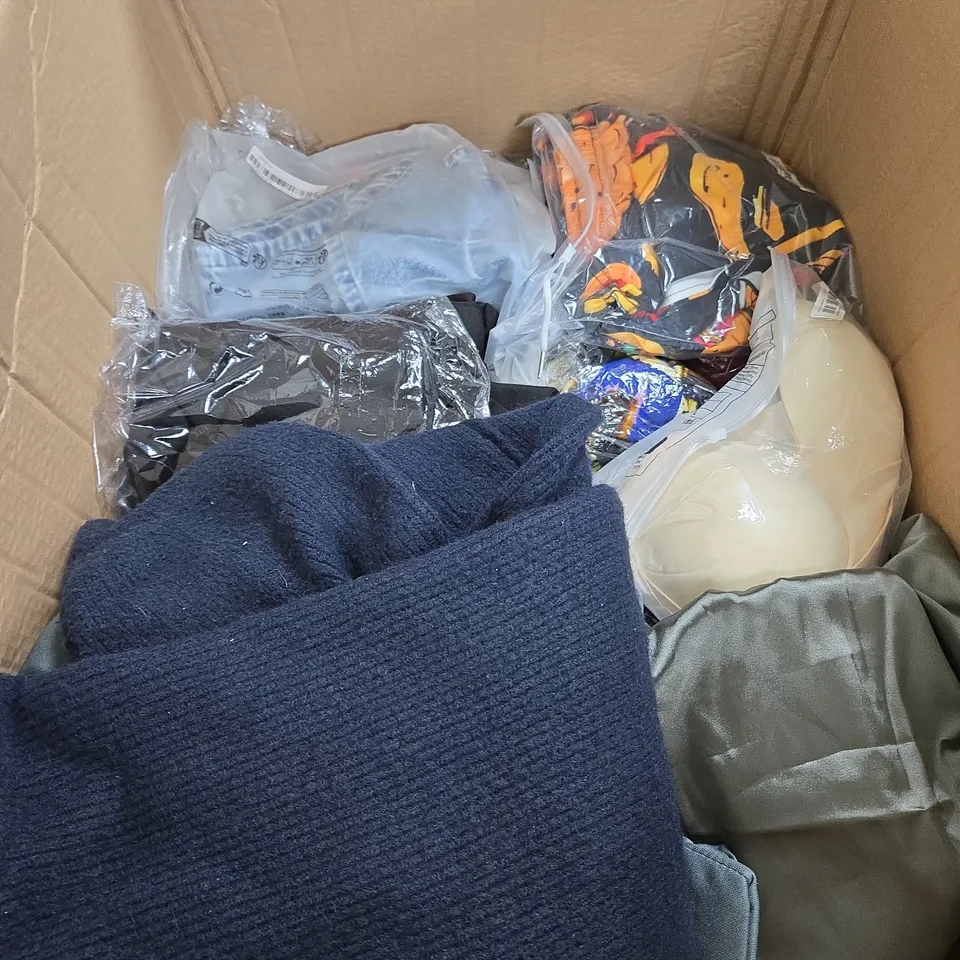 APPROXIMATELY 20 ASSORTED CLOTHING PRODUCTS IN VARIOUS STYLES & SIZES TO INCLUDE SWEATPANTS, JUMPERS, JACKETS ETC