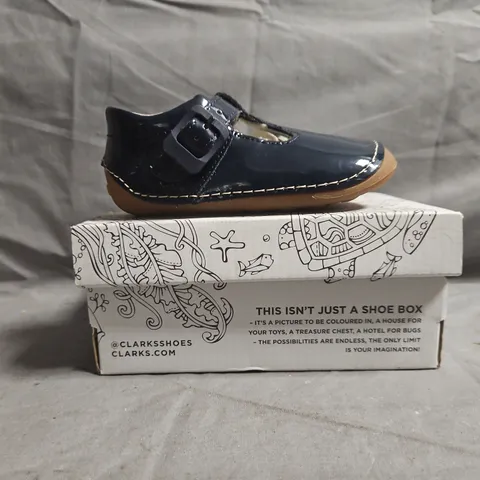 BOXED PAIR OF CLARKS TINY BEAT TODDLER SHOES IN NAVY SIZE UK 5