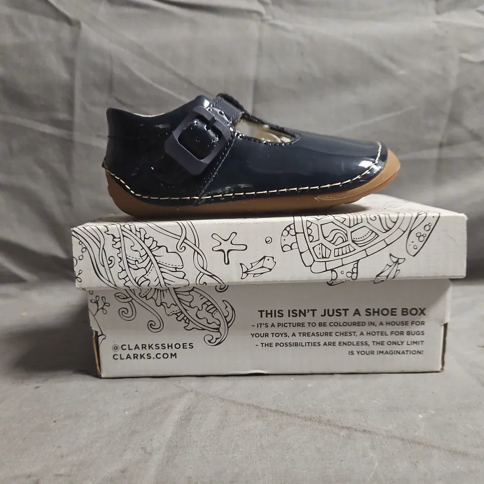 BOXED PAIR OF CLARKS TINY BEAT TODDLER SHOES IN NAVY SIZE UK 5