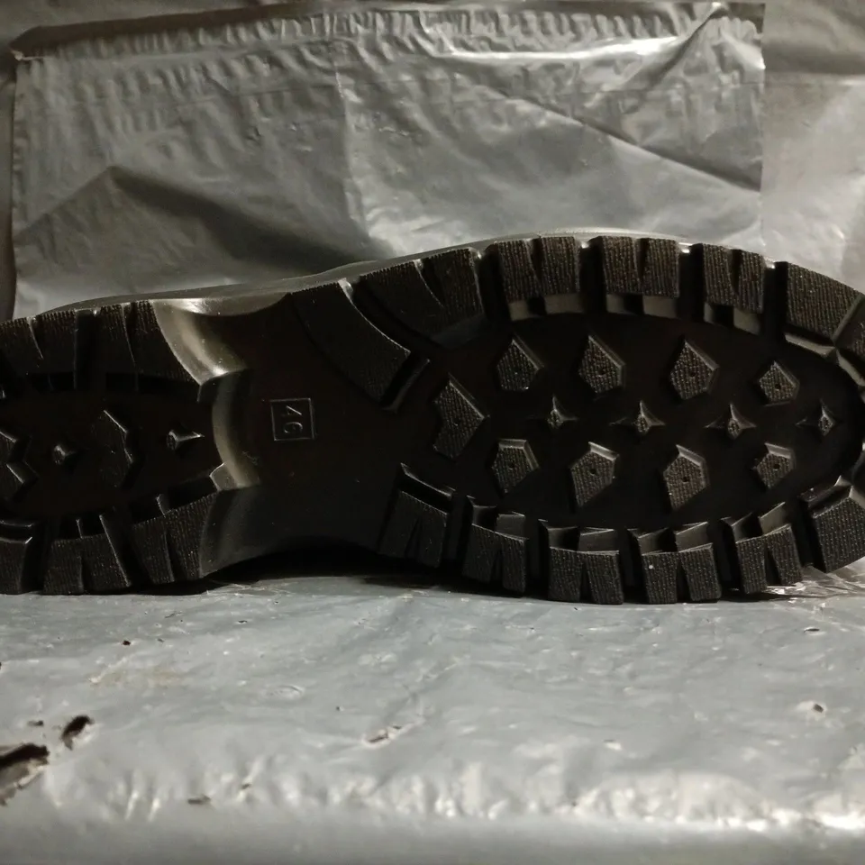 BOXED PAIR OF JOHN NORRIS WELLINGTON BOOTS IN OLIVE SIZE UK 11