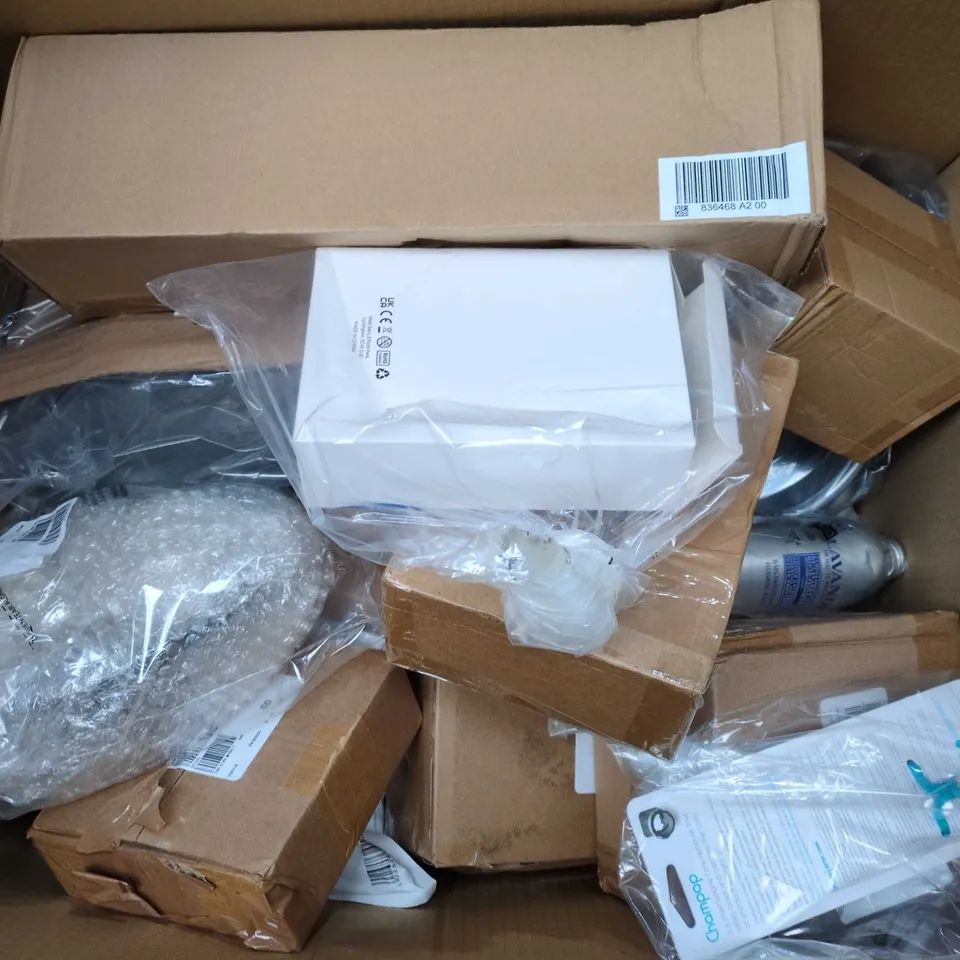 APPROXIMATELY 15 ASSORTED ITEMS TO INCLUDE MAGIC CANDLES, CE GRAVY JUG, CHAMPOP, ETC