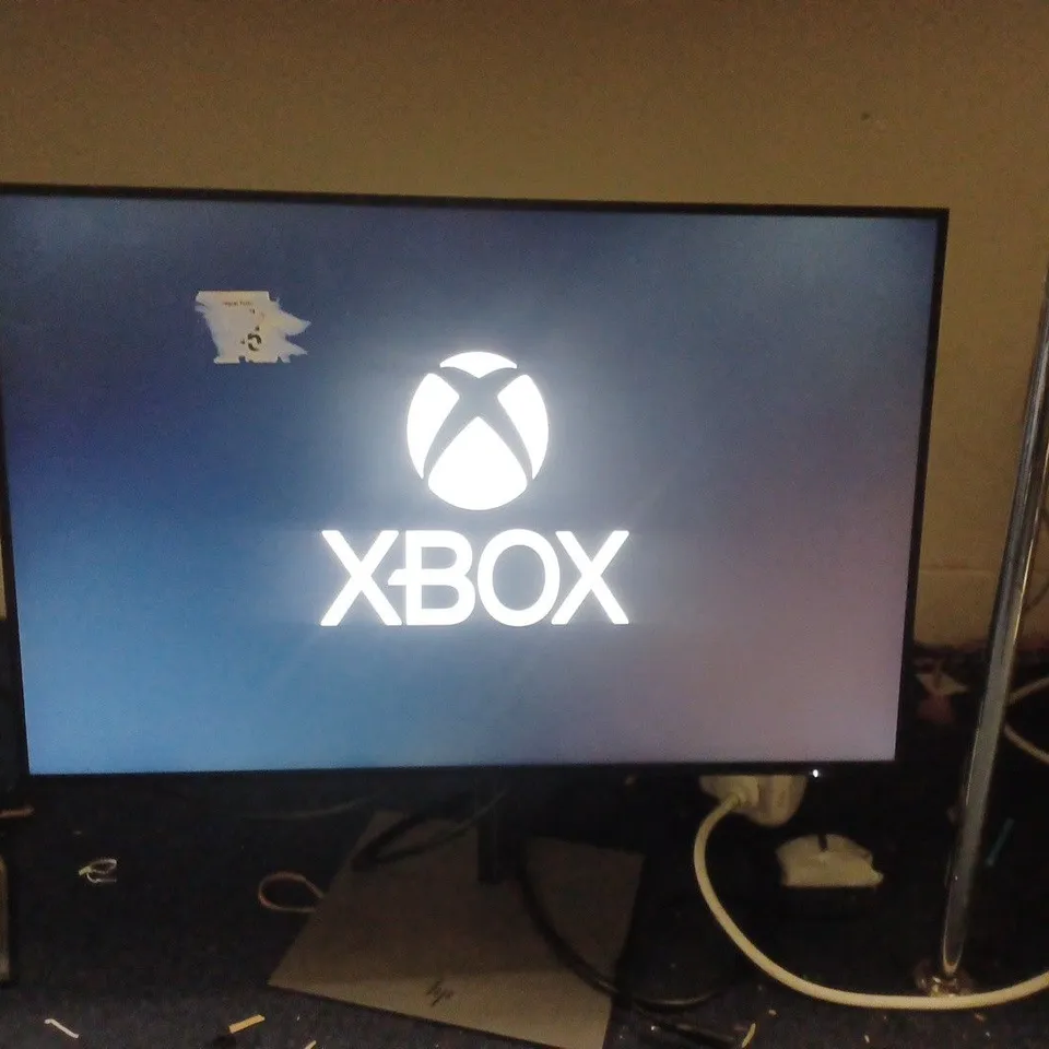 XBOX SERIES S CONSOLE WITH CONTROLLER, HEADSET, HDMI AND CHARGING CABLE AND POWER PLUG WHITE