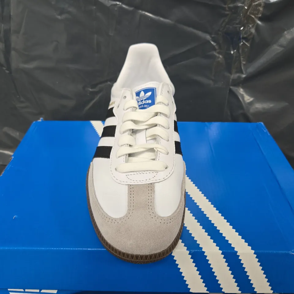 BOXED PAIR OF ADIDAS SAMBA MENS OG TRAINERS IN WHITE/BLACK - UK6.5