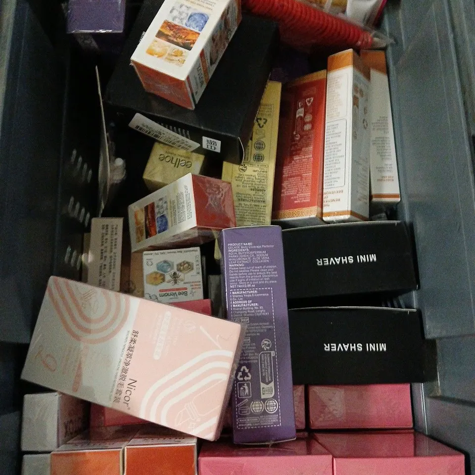 APPROXIMATELY 20 ASSORTED HEALTH & BEAUTY PRODUCTS TO INCLUDE HAIR SERUM, BALM FOUNDATION, LIPSTICK, ETC