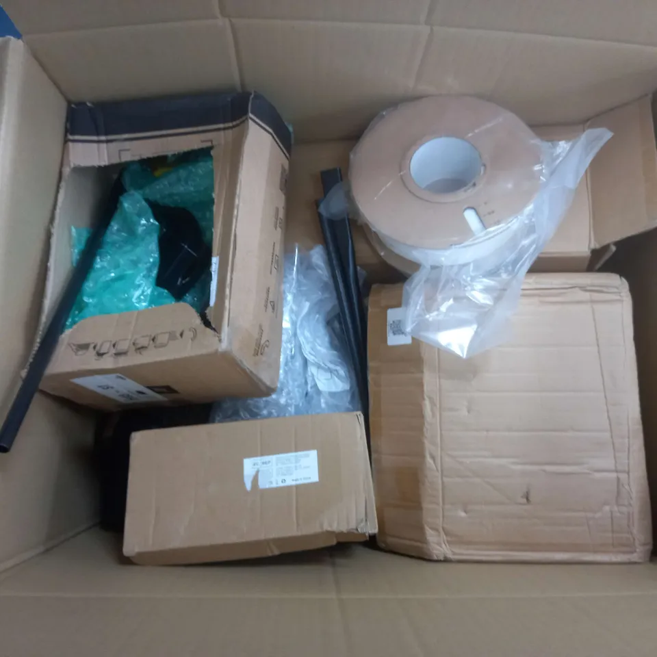  APPROXIMATELY 10 ASSORTED HOUSE HOLD ITEMS TO INCLUDE - PIZZA TRAYS - STARBUKS CUP - DOG BALL / COLLECTION ONLY 