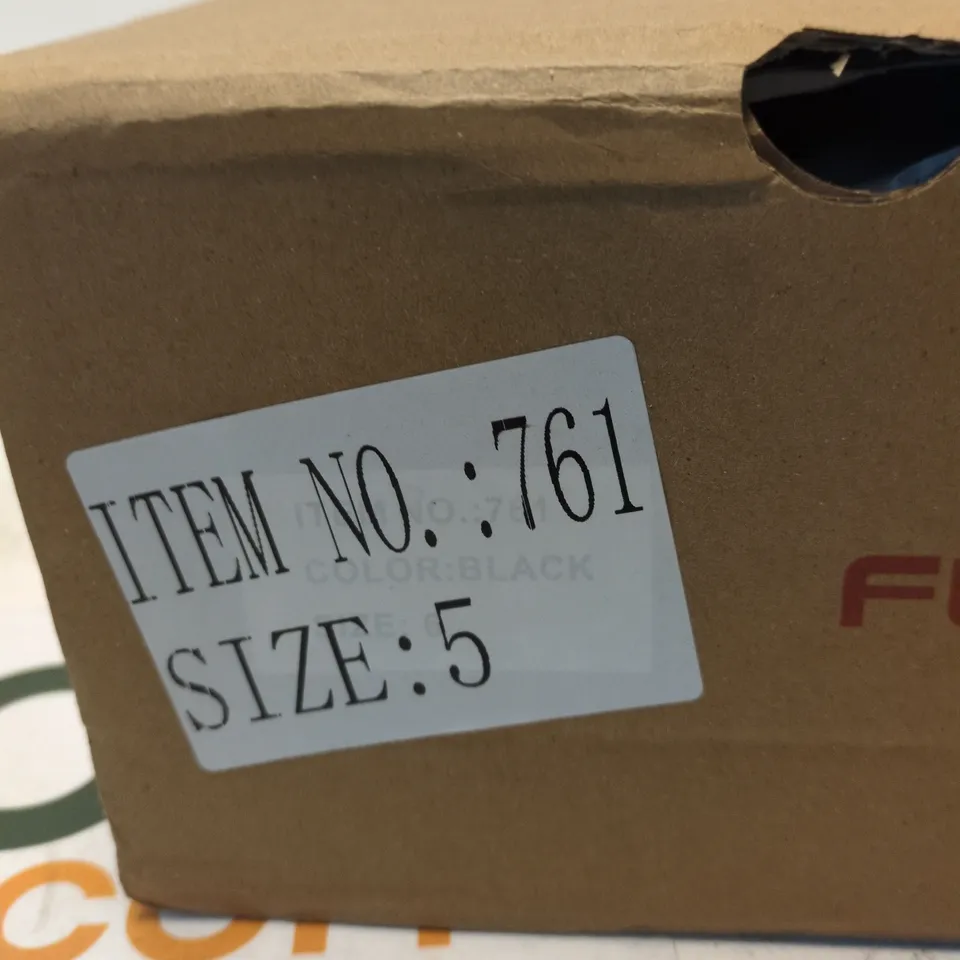 MEN'S BLACK TRAINERS UK 5 – DO THE BEST SLOGAN (ITEM NO. 761)
