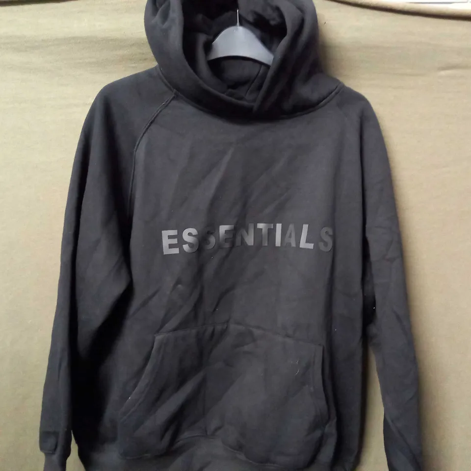 ESSENTIALS RAISED LOGO FEAR OF GOD HOODIE IN BLACK - MEDIUM