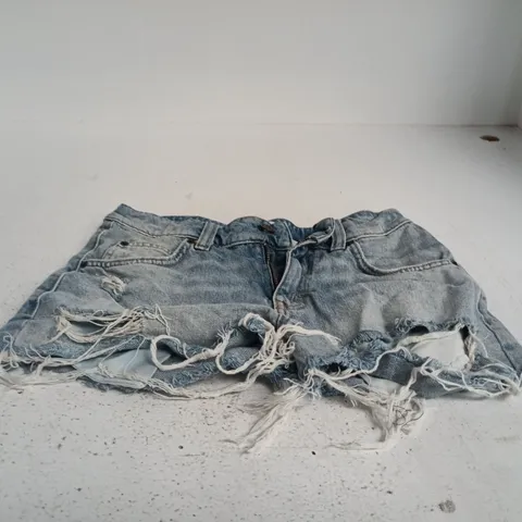 BDG URBAN OUTFITTERS DENIM SHORTS – DISTRESSED BLUE - SIZE W26