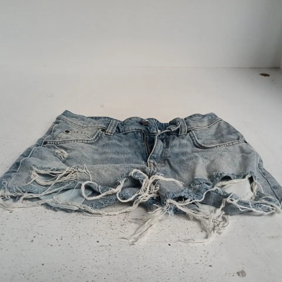 BDG URBAN OUTFITTERS DENIM SHORTS – DISTRESSED BLUE - SIZE W26