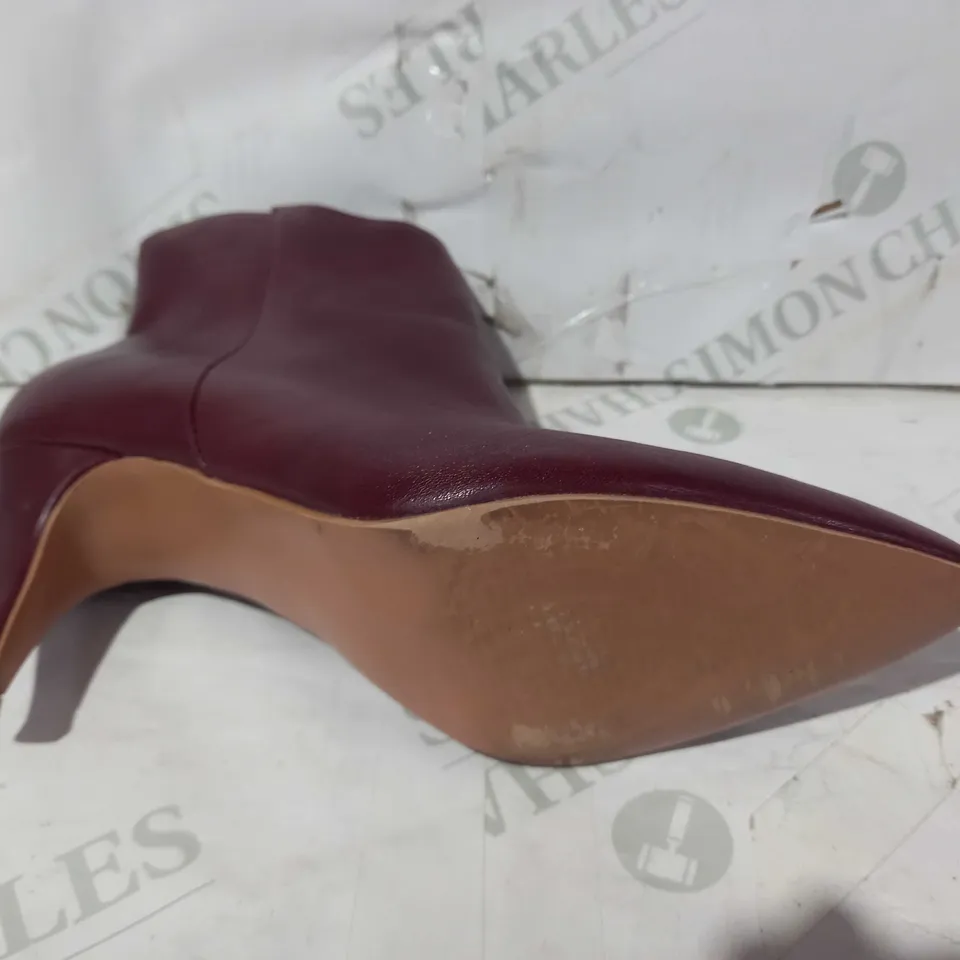 BOXED PAIR OF BISCOTE SMABAR TUBE LEATHER HEELED SHOES IN BURGUNDY EU SIZE 37