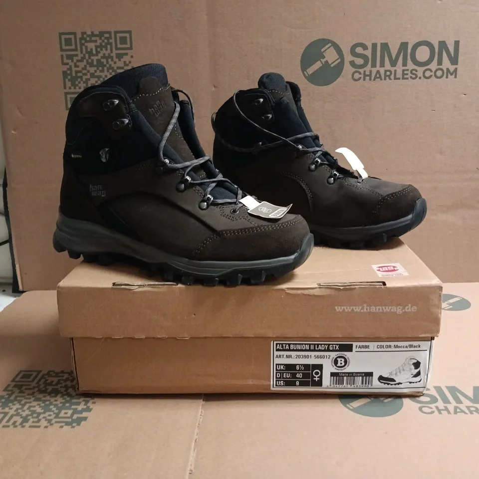 BOXED PAIR OF HANWAG ALTA BUNION II LADY GTX BOOTS IN MOCCA/BLACK SIZE UK 6.5