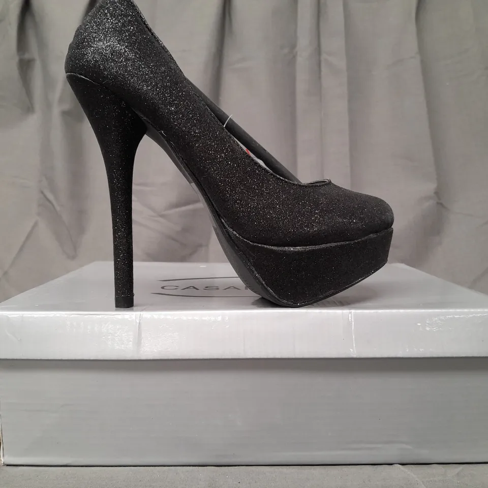 BOX OF APPROXIMATELY 10 PAIRS OF CASANDRA CLOSED TOE HIGH HEEL SHOES IN BLACK W. GLITTER EFFECT - VARIOUS SIZES