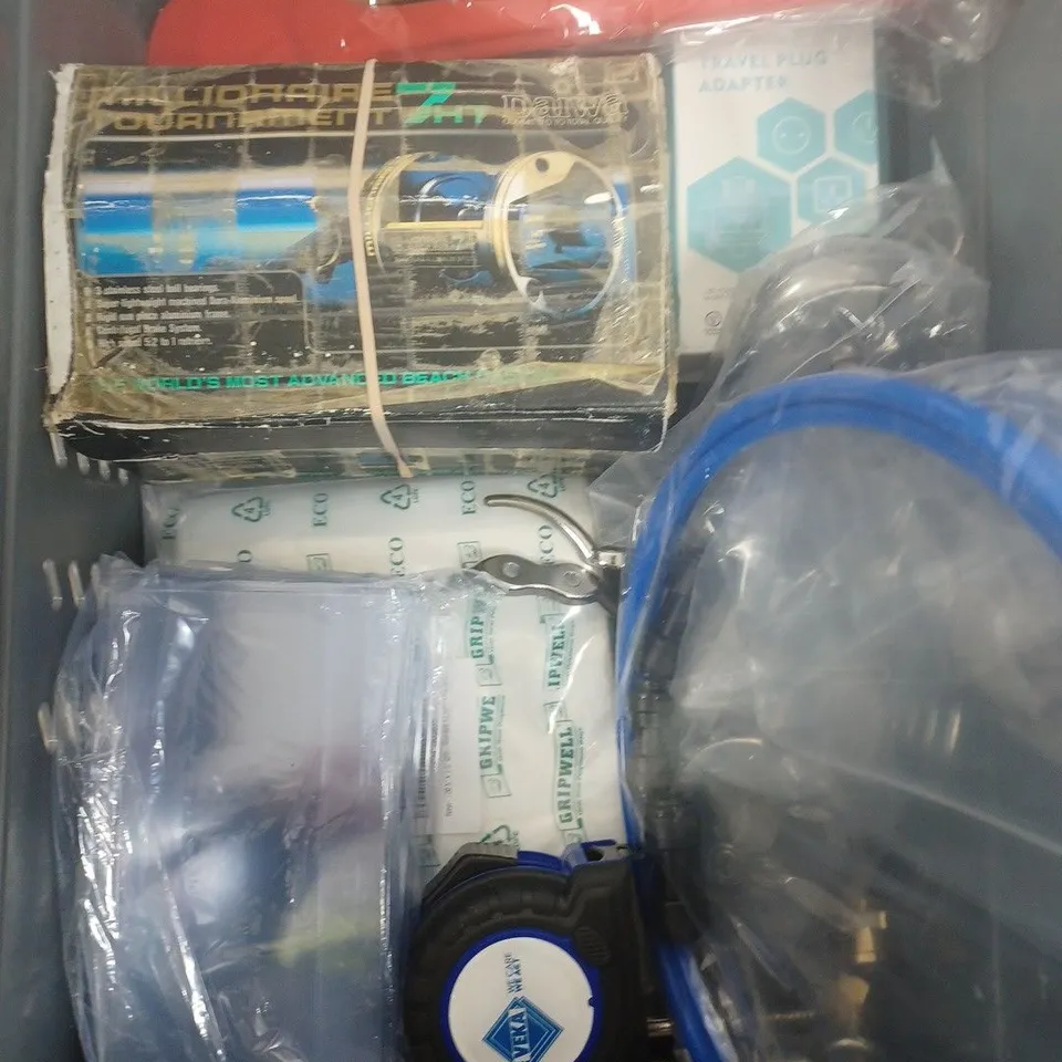BOX OF APPROXIMATELY 15 ASSORTED HOUSEHOLD ITEMS TO INCLUDE WATERING CAN, VWP CLEANER, STANLEY TAPE MEASURE, ETC