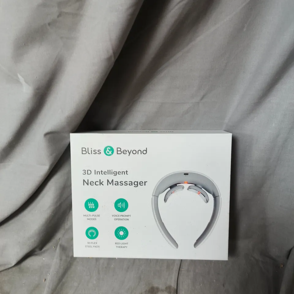 BOX OF APPROXIMATELY 15 ASSORTED ITEMS TO INCLUDE: NECK MASSAGE DEVICE AND BLACK HANDBAG