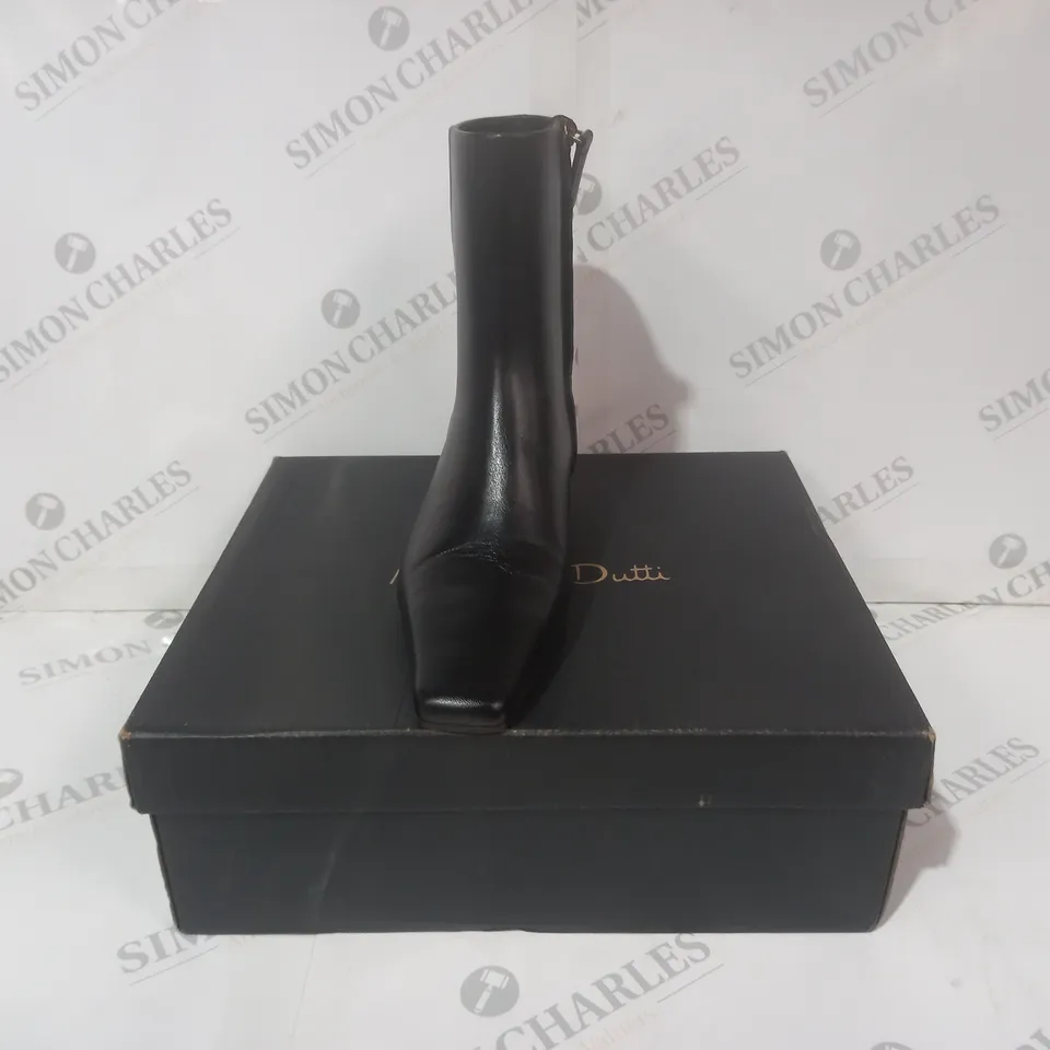 BOXED PAIR OF MASSIMO DUTTI ANKLE BOOTS IN BLACK EU SIZE 37