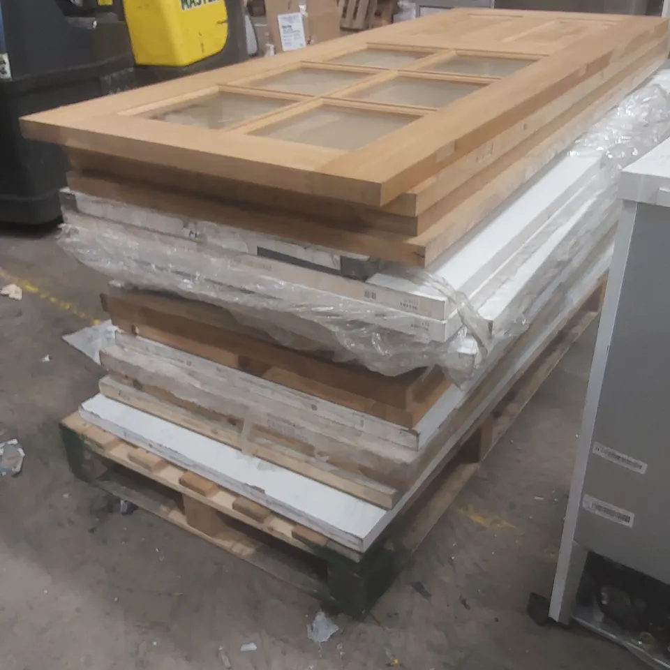 PALLET CONTAINING A VERY LARGE QUANTITY OF ASSORTED INTERIOR DOORS 