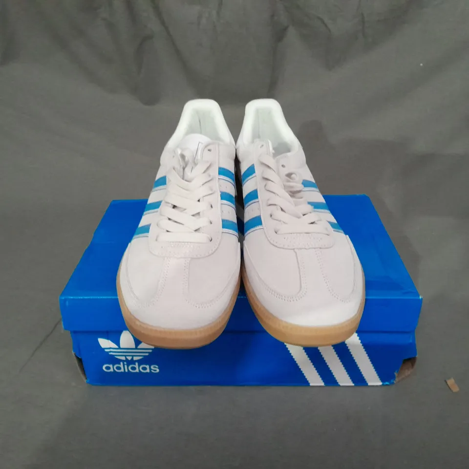 BOXED PAIR OF ADIDAS HAND 2 GUM SHOES SIZE 9.5