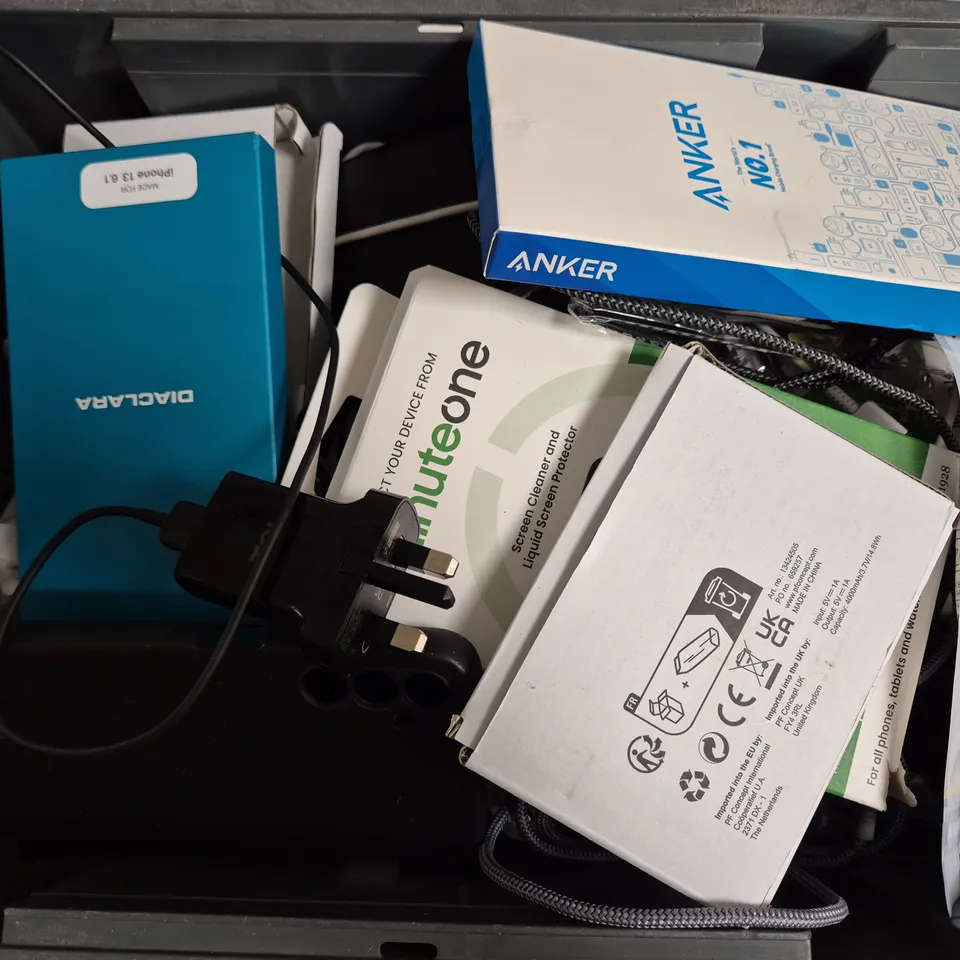 APPROXIMATELY 30 ASSORTED MOBILE PHONE ACCESSORIES INCLUDING POWER BANKS, SAMSUNG SMART LED VIEW COVER, BELKIN CHARGERS, ETC