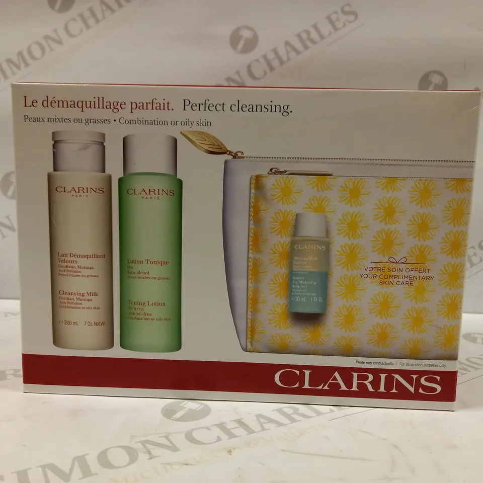 LOT OF APPROX 8 ASSORTED CLARINS PARIS SKIN CARE PRODUCTS TO INCLUDE PERFECT CLEANSING KIT, TONING LOTION, GENTLE EXFOLIATOR