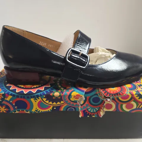 BOXED PAIR OF EMBASSY LONDON BLISS NAVY PATENT MARY JANE HEELS, EU 42