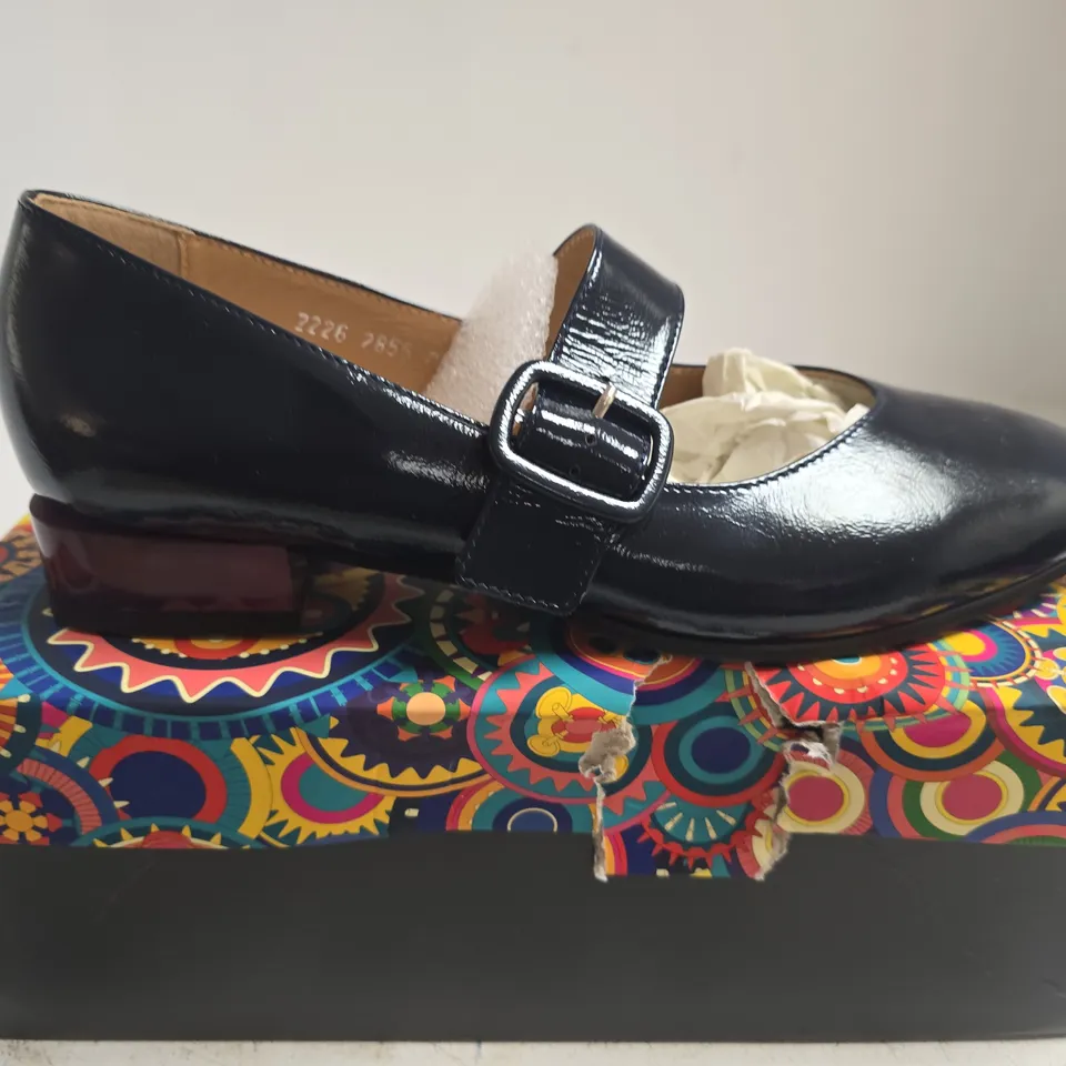 BOXED PAIR OF EMBASSY LONDON BLISS NAVY PATENT MARY JANE HEELS, EU 42