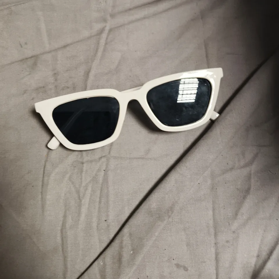 BOX OF APPROXIMATELY 20 ASSORTED GLASSES 