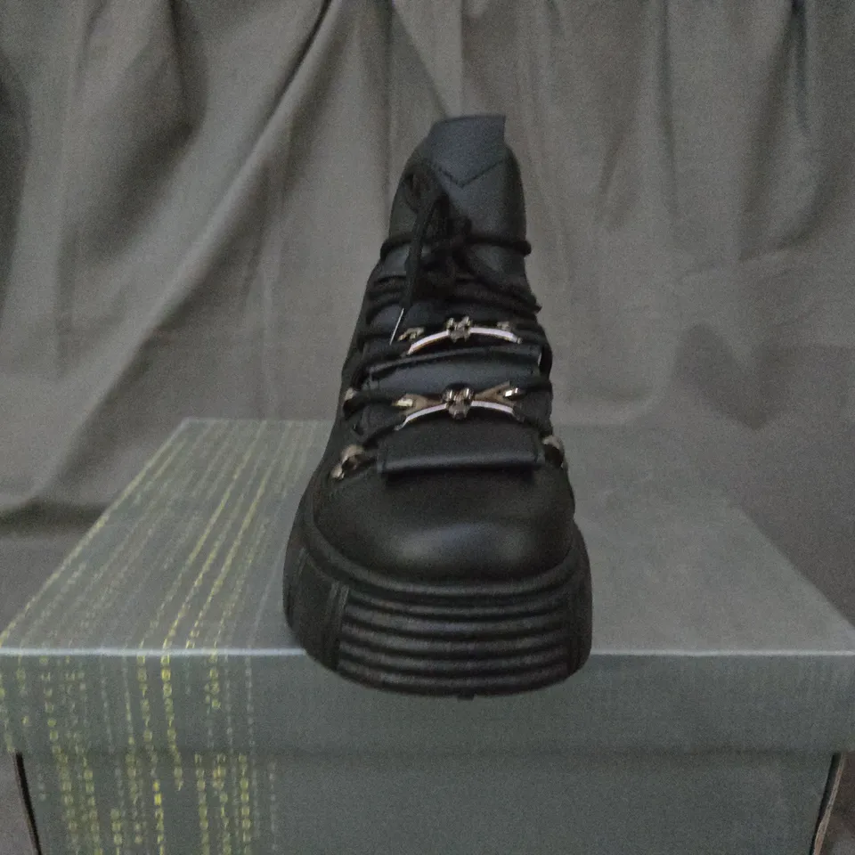 BOXED KOI RIMO CORE CHUNKY BLACK TRAINERS - UK 7 