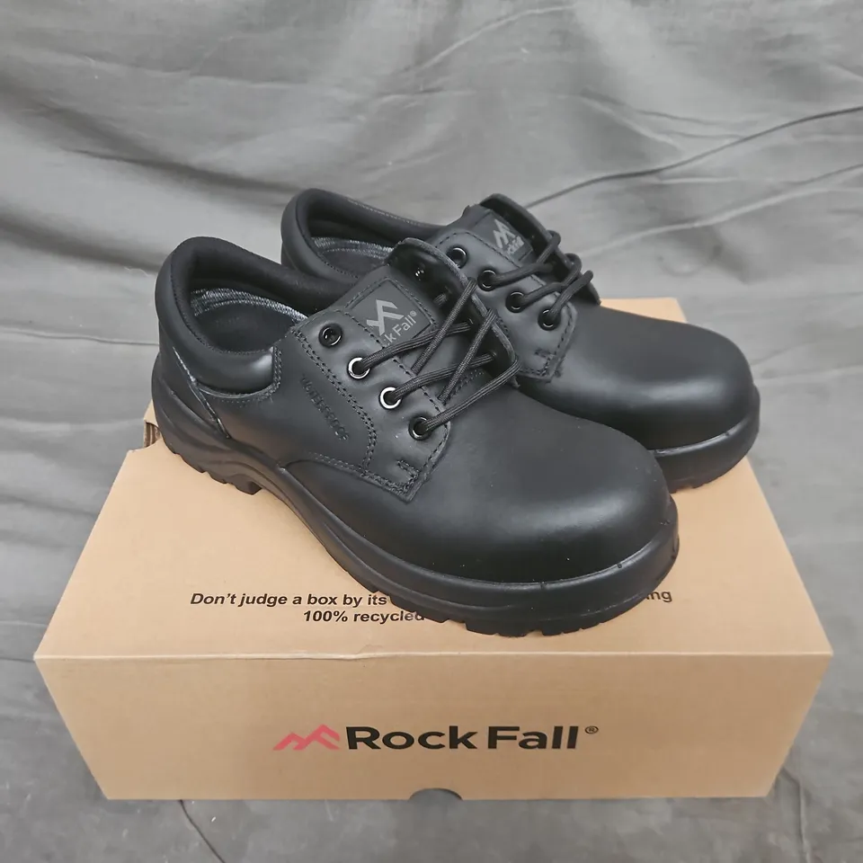 BOXED PAIR OF RF111 GRAPHENE NON-METALLIC S3 SAFETY SHOE IN BLACK - UK 7