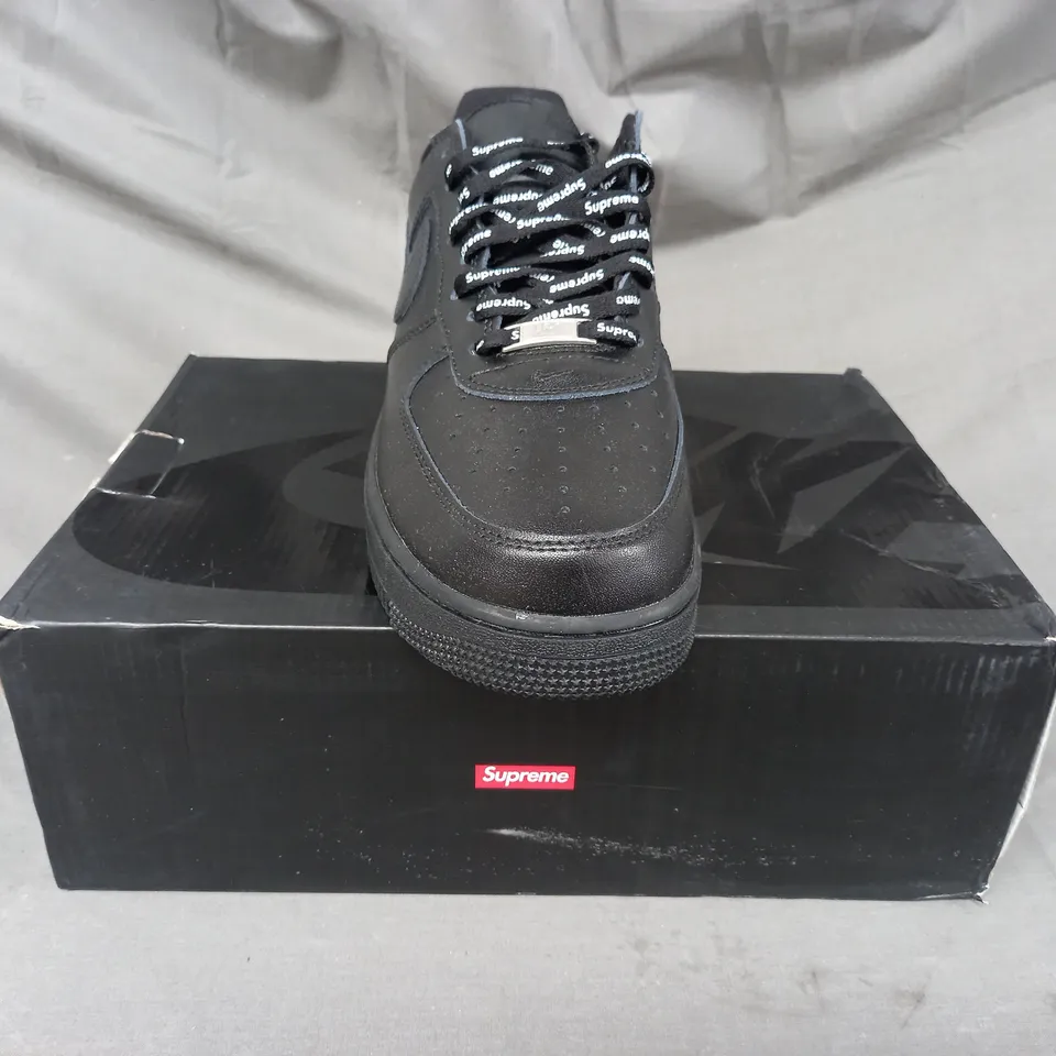 BOXED PAIR OF NIKE AIR FORCE 1 LOW SUPREME SHOES IN BLACK UK SIZE 9