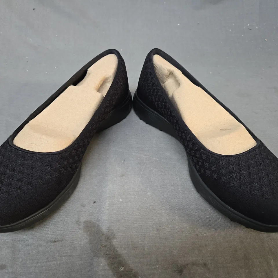 BOXED PAIR OF SKECHERS SLIP-ON SHOES IN BLACK UK SIZE 6