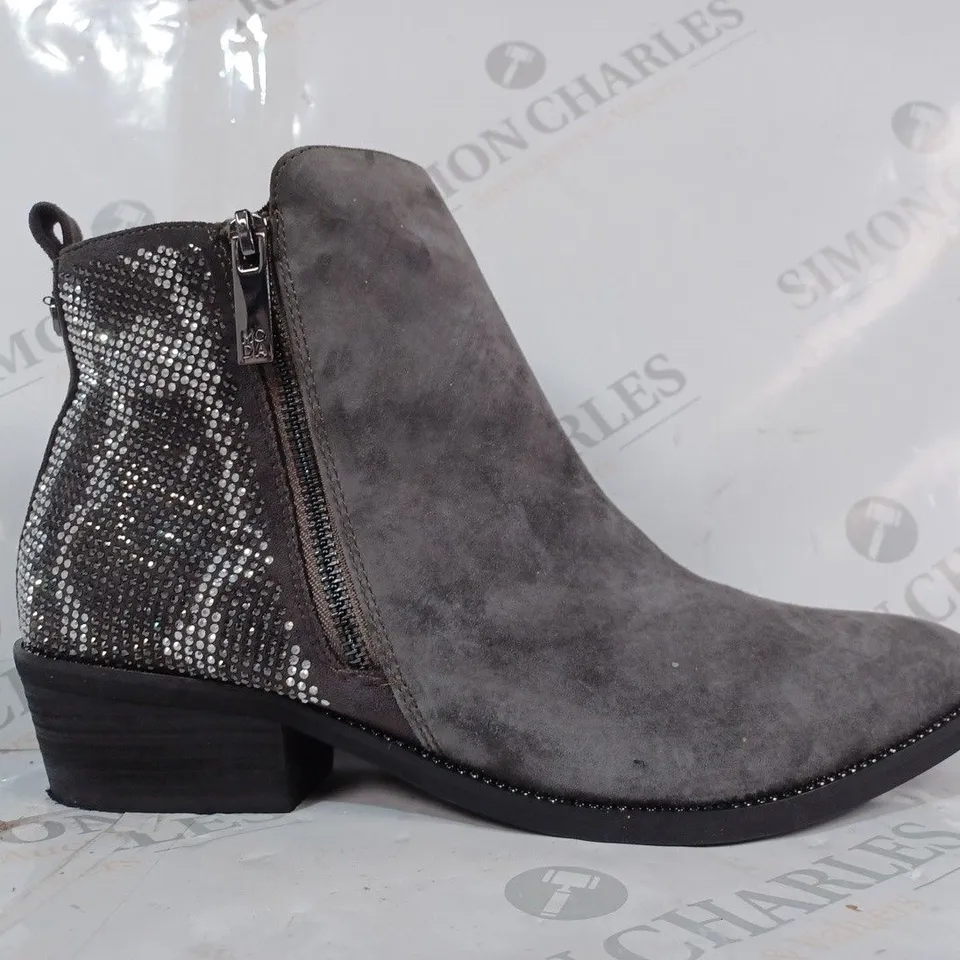 BOXED PAIR OF MODA IN PELLE KATREENA SUEDE ANKLE BOOTS IN DARK GREY SIZE 8