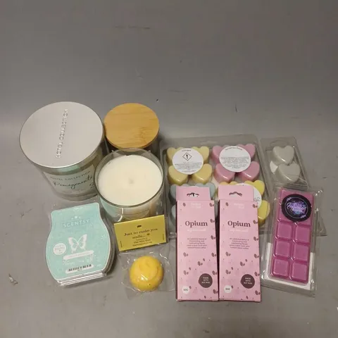 APPROXIMATELY 12 ASSORTED CANDLES AND WAX MELTS TO INCLUDE - SCENTSY - OPIUM - HOTEL COLLECTION - ETC