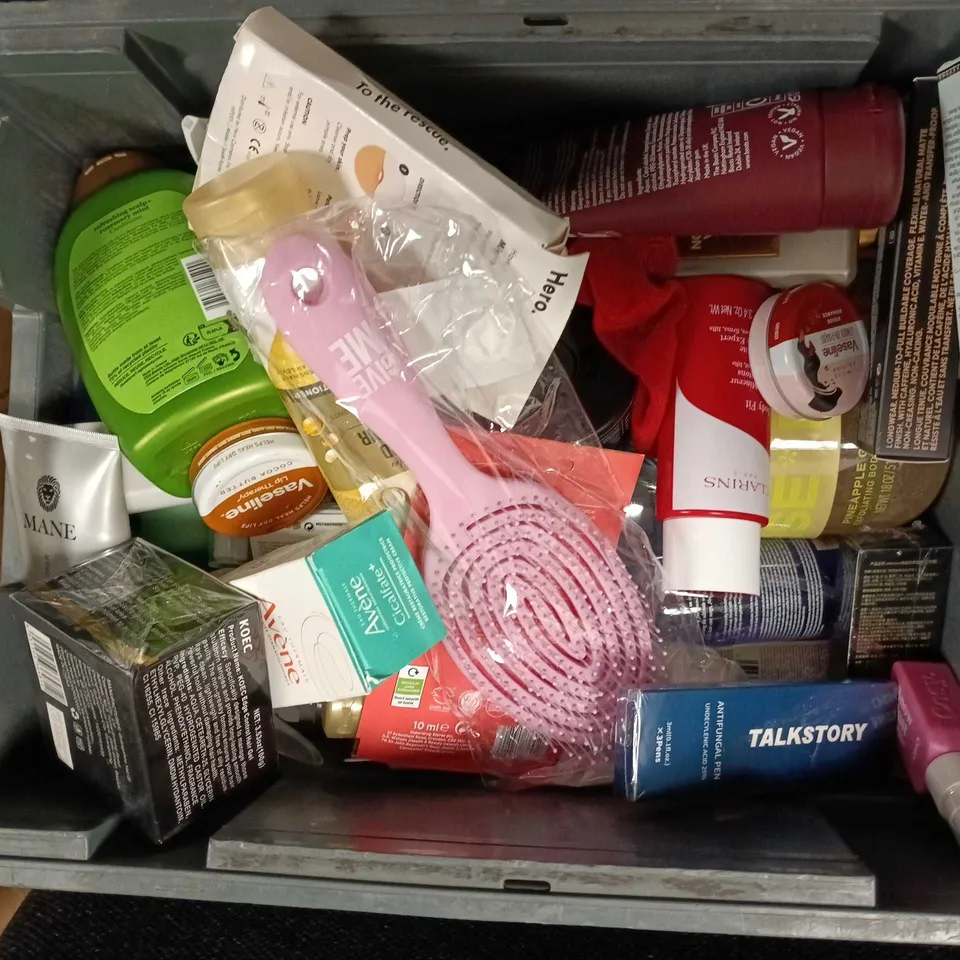 APPROXIMATELY 25 ASSORTED COSMETICS ITEMS TO INCLUDE MANE SHAMPOO, MAKEUP MIRROR AND VASELINE 