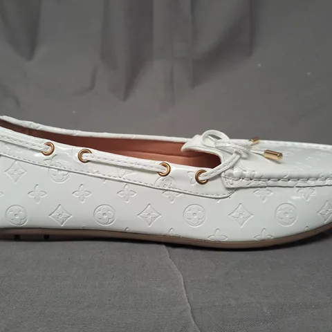BOXED PAIR OF DESIGNER LOAFERS IN WHITE EU SIZE 41